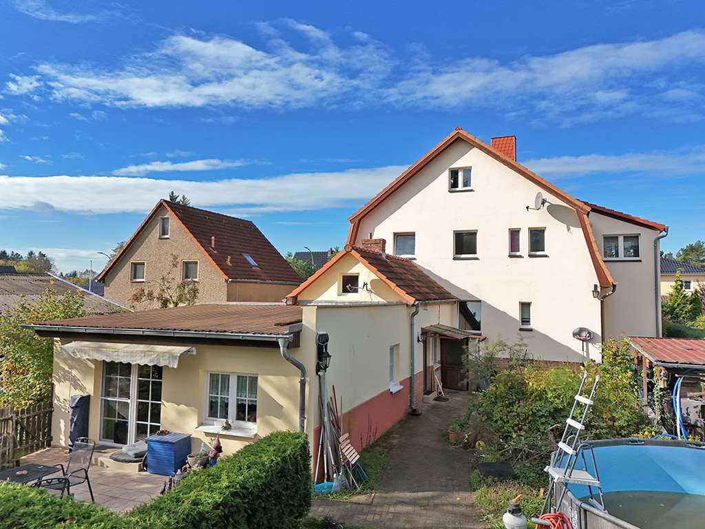 Immobilie in Falkensee - Großzügige Altbauvilla mit Einliegerwohnung / Gewerberemise auf weitläufigem Grundstück - Bild 2