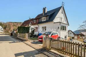 Ankommen und wohlfühlen: Solide Doppelhaushälfte mit Süd-Terrasse,  Gartenidylle und Stellplatz – Die vollständige Adresse der Immobilie erhältst du vom Anbieter., 72469 Meßstetten – Vorschaubild 1