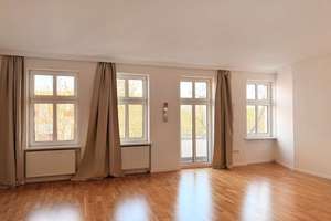 Bezugsfrei: Großzügige 4-Zimmer-Wohnung im Altbau mit Balkon
