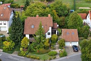 JEDE MENGE PLATZ: GROßZÜGIGES EINFAMILIENHAUS MIT EINLIEGERWOHNUNG IN SONNIGER HANGLAGE