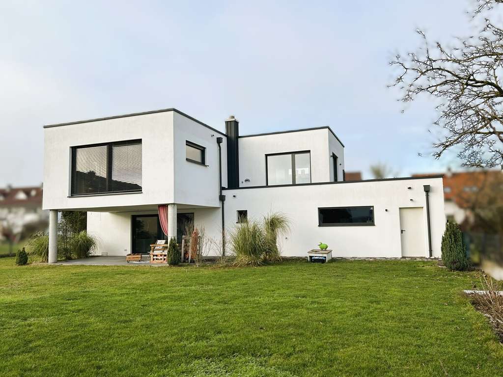 Immobilie in Ering - Höchste Energieeffizienz  Besonderer Wohnstil

Exklusives Einfamilienhaus mit markanter Architektu - Bild 0