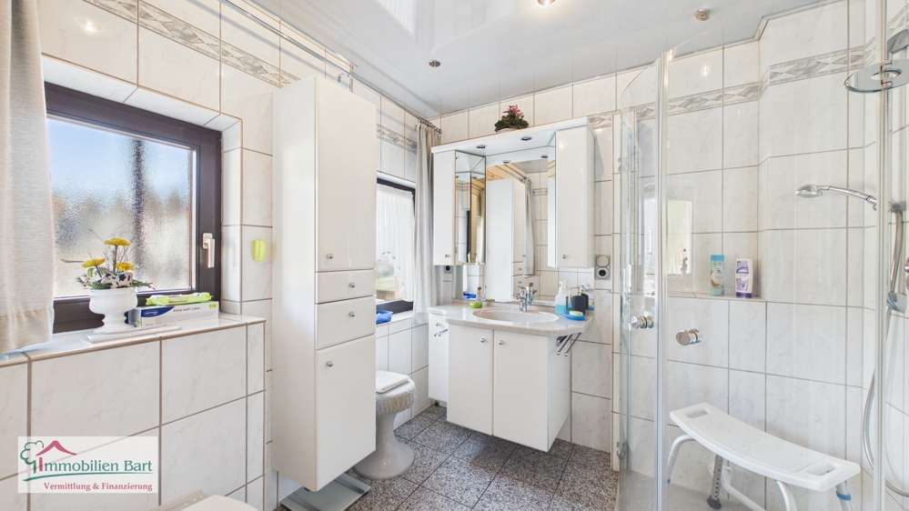 Immobilie in Mettlach - BETHINGEN: GEPFLEGTES WOHNHAUS MIT 2 WOHNUNGEN / 3 GARAGEN / 2 CARPORTSTELLPLÄTZE - Bild 4