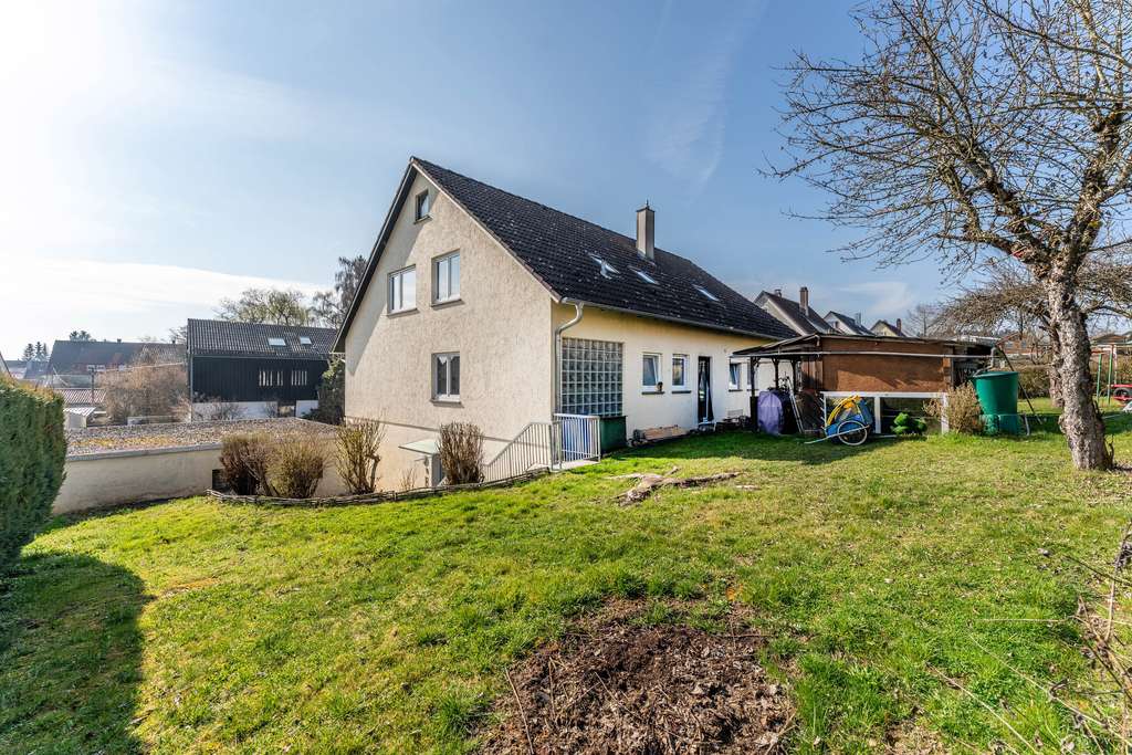 Immobilie in Villingendorf - Wohnen & investieren unter einem Dach – mit frisch sanierter Dachgeschosswohnung - Bild 2