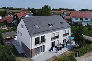 Modernes großzügiges Reihenmittelhaus mit Garten, Carport und Außenstellplatz – Hörenzhauser Straße 2a, 85386 Eching – Vorschaubild 1