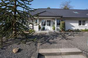 VON POLL IMMOBILIEN - 
Hochwertiger Bungalow im Grünen – Die vollständige Adresse der Immobilie erhältst du vom Anbieter., 52372 Kreuzau – Vorschaubild 1