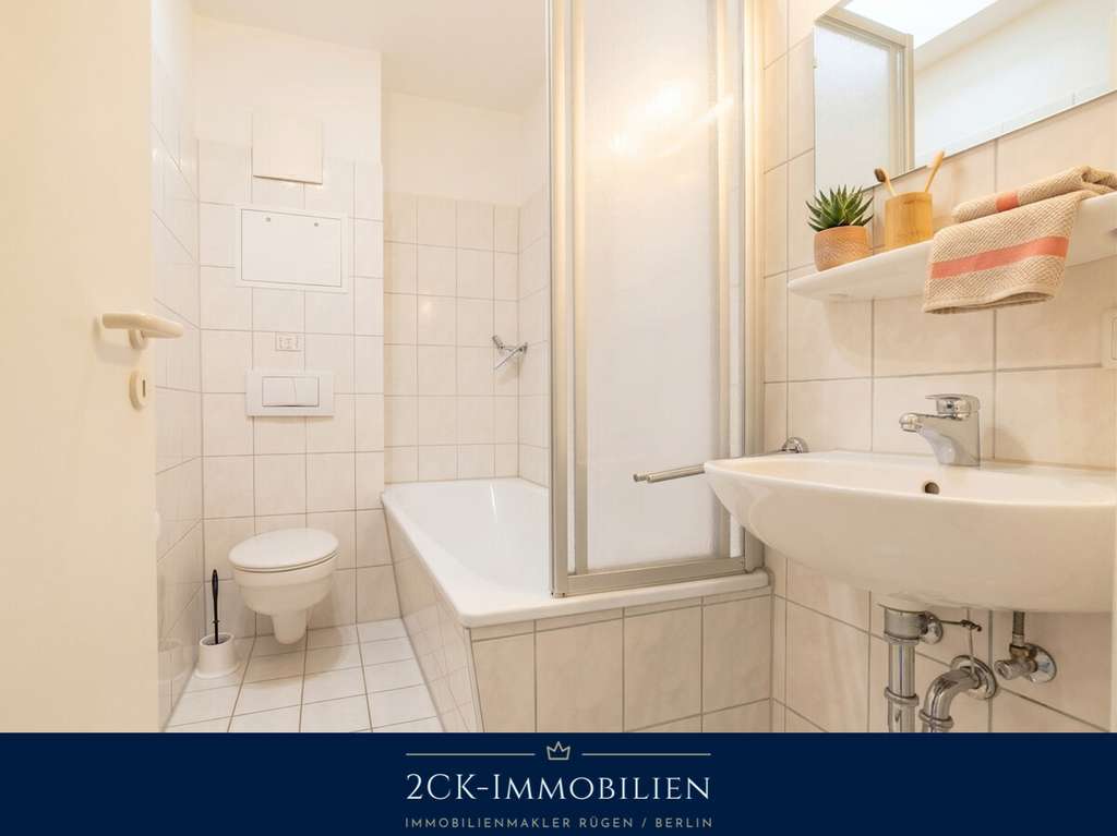 Immobilie in Sellin - Ostsee-Auszeit im Seepark Sellin: Voll möblierte 2-Zimmer-Ferienwohnung mit Loggia inkl. Stellplatz! - Bild 4