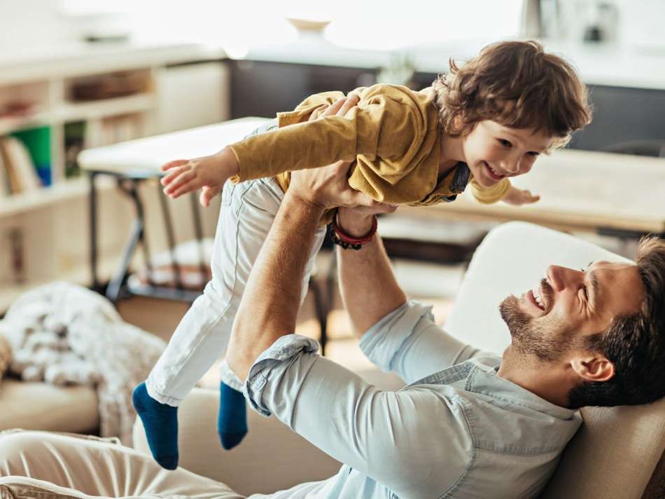 Vater-Kind-Moment Zuhause