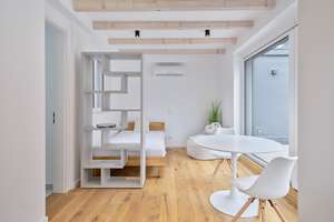 *Ab September- Neuwertige Dachgeschosswohnung mit Klimaanlage und Dachterrasse*