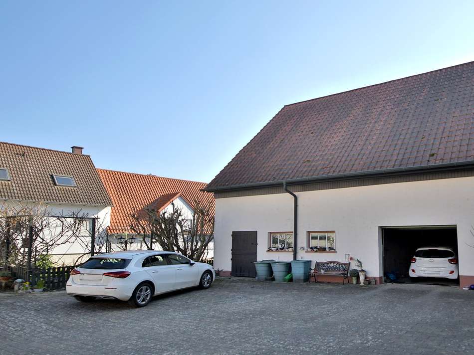 Hof und Garage