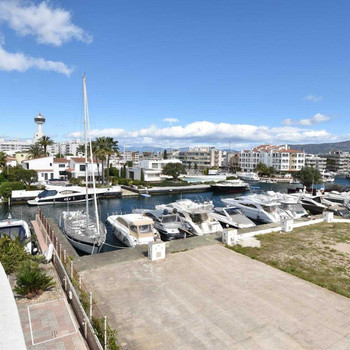 EMPURIABRAVA Exklusiver Komplex aus sechs Häusern mit Liegeplatz in erster Meereslinie zu verkaufen