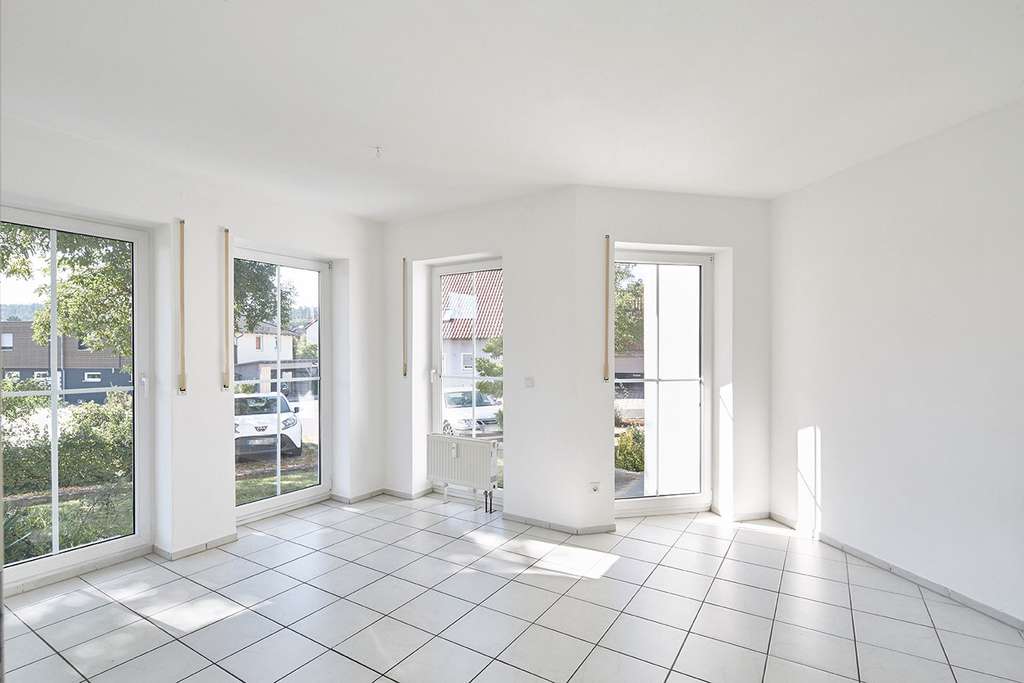 Immobilie in Poppenricht - Gepflegtes Mehrfamilienhaus mit 2 Wohneinheiten und Praxis - Bild 1