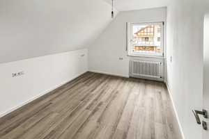 “Zweifamilienhaus mit Garten und Doppelgarage – Vielseitig nutzbar in ruhiger Lage” – Emmendingen (Kreis) – Vorschaubild 11