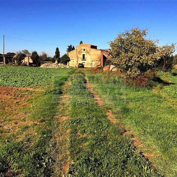Zu restaurierendes Bauernhaus zum Verkauf in Casavells, Baix Empordà Ländlicher Charme und großes Po