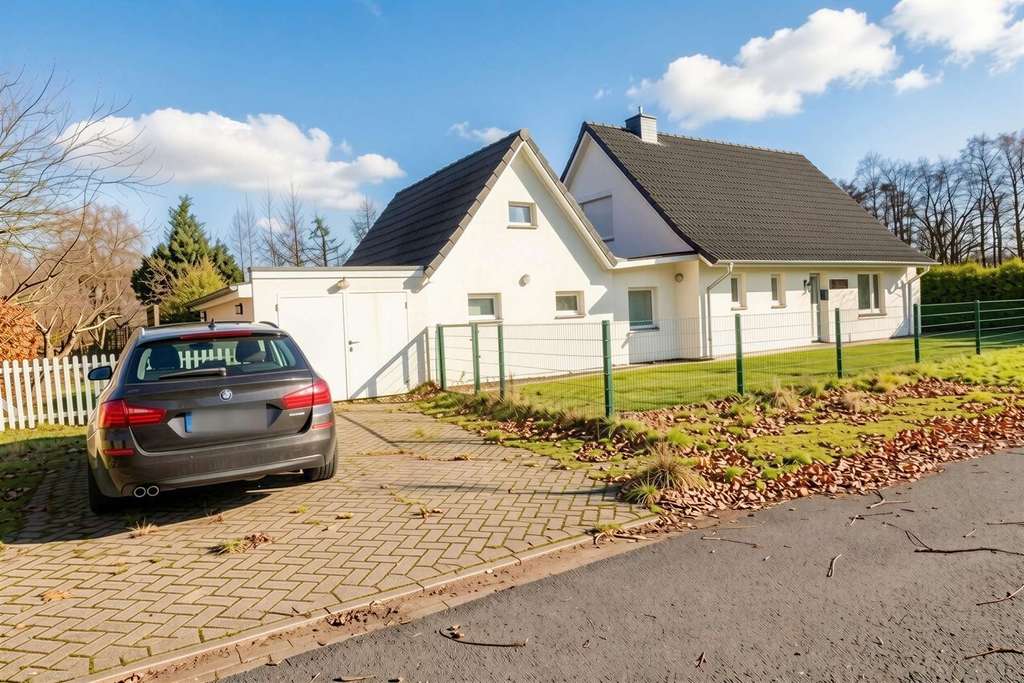 Immobilie in Halbemond - Charmantes Einfamilienhaus auf großem Grundstück – viel Potenzial in Halbemond - Bild 1