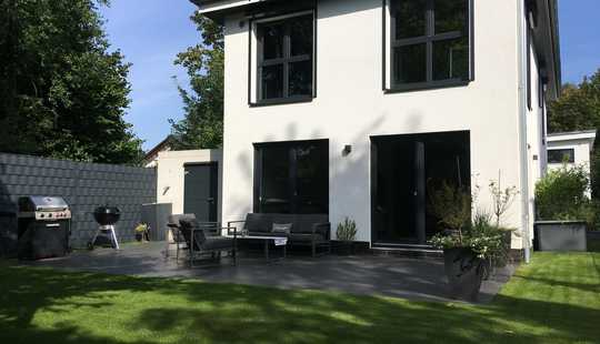 Bild von Neuwertige Stadtvilla in ruhiger Lage mit Garage -Energieeffizienzhaus-