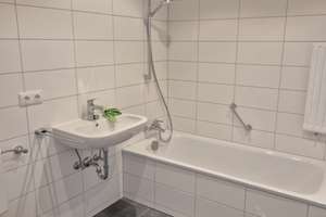 Lebendig wohnen: 2-Zimmer-Wohnung mit Balkon in Augsburg-Pfersee – Droste-Hülshoff-Str. 9, 86157 Pfersee-Süd, Augsburg – Vorschaubild 4