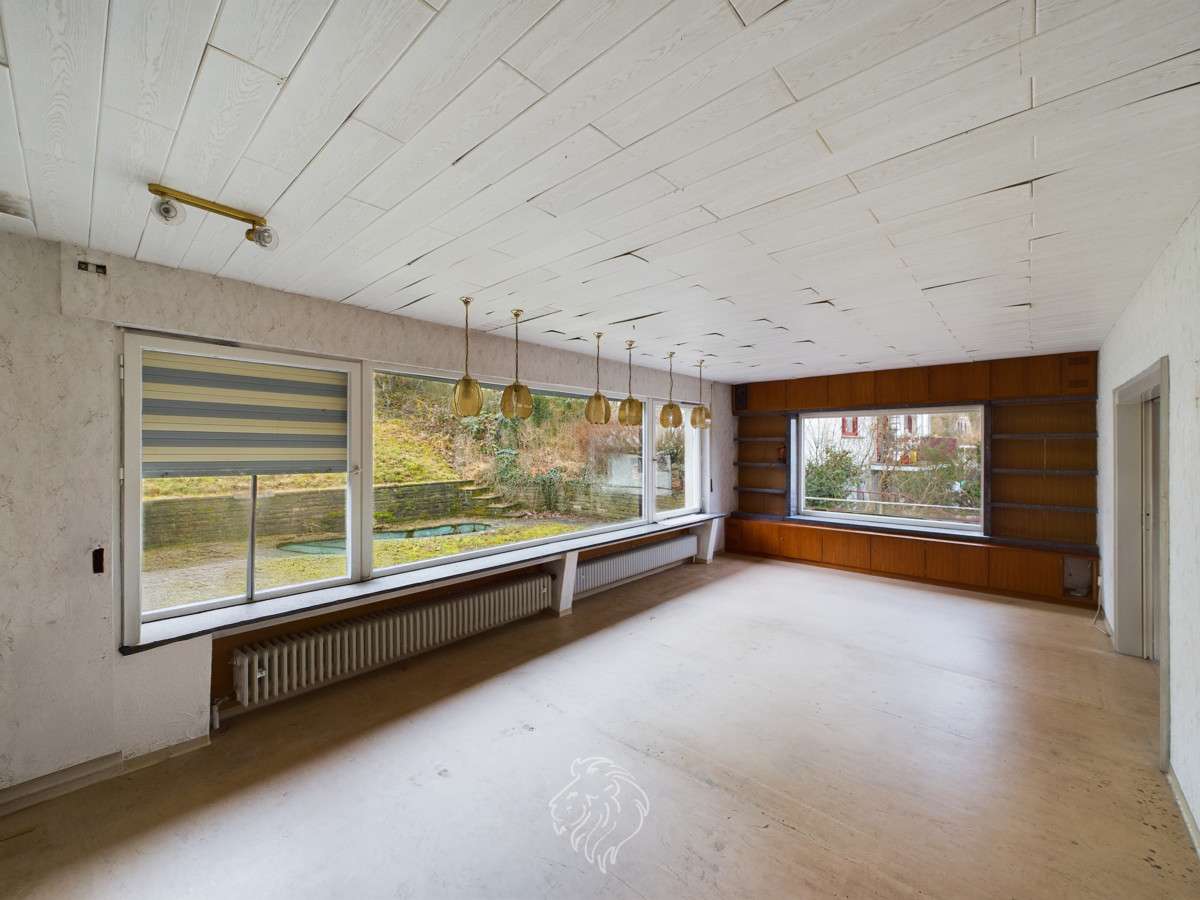 Immobilie in Höchberg - Platz für Ihre Familie und Ihre Ideen – Einfamilienhaus mit großem Garten - Bild 1