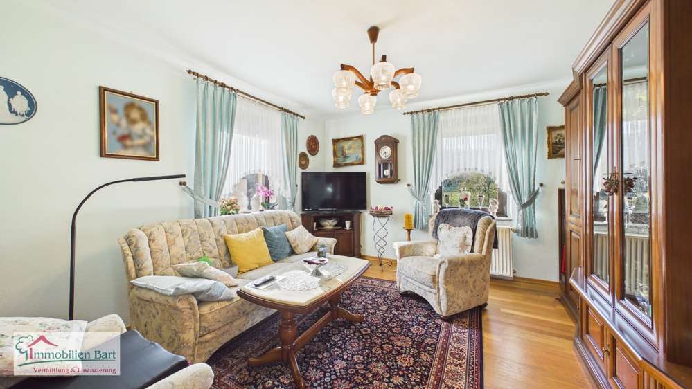 Immobilie in Mettlach - BETHINGEN: GEPFLEGTES WOHNHAUS MIT 2 WOHNUNGEN / 3 GARAGEN / 2 CARPORTSTELLPLÄTZE - Bild 3