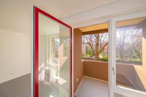 Wohnen im Brutalismus: 1 Zi-Whg mit Südbalkon EBK Aufzug im VH 2. OG mit Blick ins Grüne – Fehlerstrasse 8, 12161 Friedenau, Berlin – Vorschaubild 1