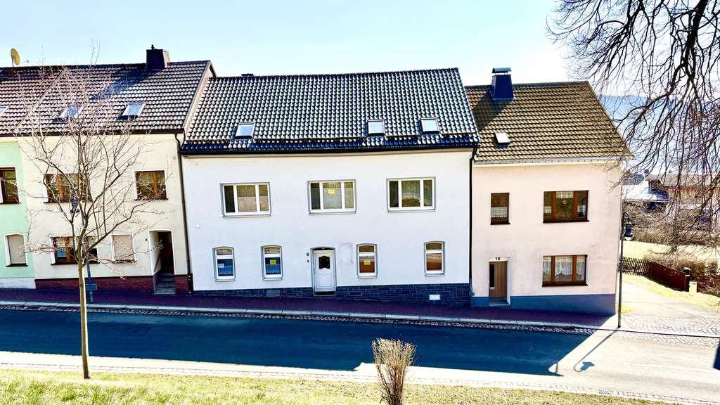 Immobilie in Schöneck/Vogtl. - Schönecker Raumwunder mit traumhaftem Naturblick sucht neue Berufung - Bild 0