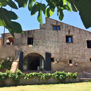 Großes rustikales Haus zum Verkauf mit Garten und Touristenlizenz im Alt Empordà Ideal als Investiti