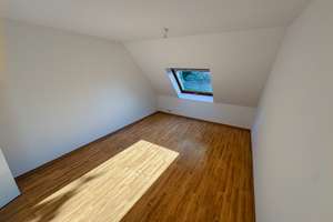 Attraktives Wohnen in Wellsee – Familienfreundliche 4-Zimmer-Maisonettewohnung mit Balkon und Garage – Segeberger Landstraße 171, 24145 Wellsee, Kiel – Vorschaubild 2