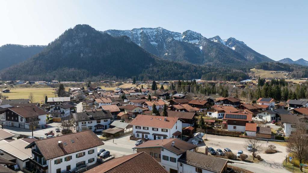 Immobilie in Inzell - Zentral im Ortskern: Sanierte 2-Zimmer-Erdgeschoss-Wohnung plus Hobbyraum in Inzell - Bild 1