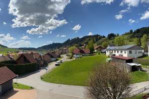 Großes Mehrfamilienhaus in toller, ländlicher Lage mit Weitblick, incl. Bauplatz ! – Die vollständige Adresse der Immobilie erhältst du vom Anbieter., 88167 Grünenbach – Vorschaubild 5