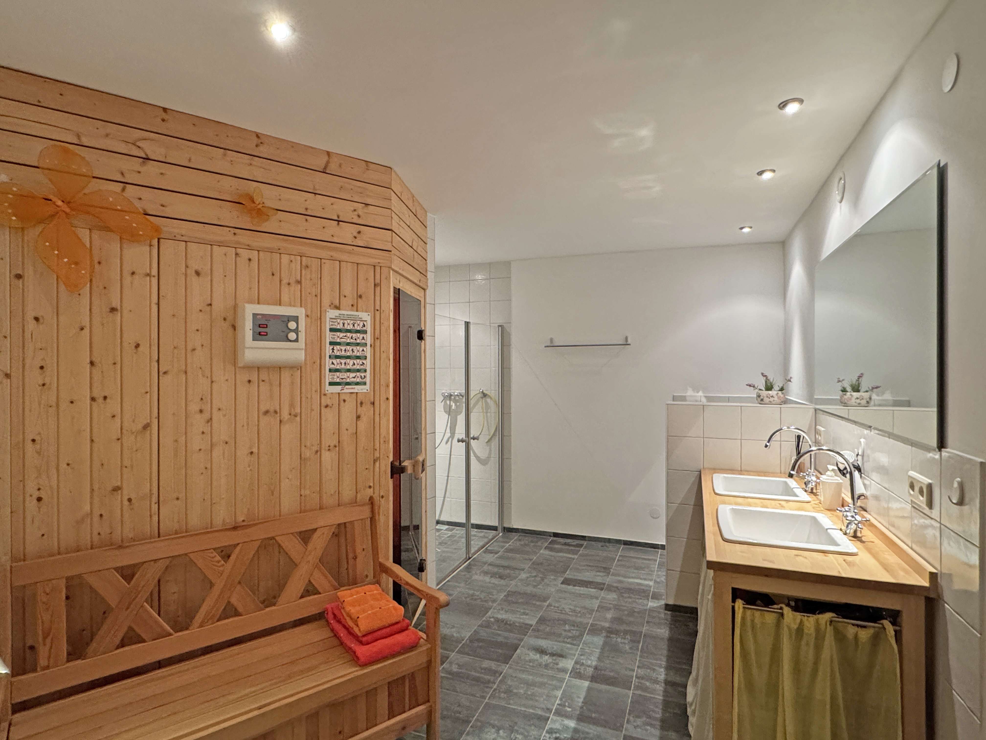 Immobilie in Untersiemau - Ein Architektur-Unikat: Individuelles Passivhaus mit ikonischem Sechseck-Dach - Bild 3