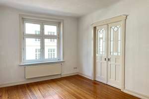 106 m² Altbau 4 Zimmer, Dielen, Wohnküche EBK, Vollbad, 2 Balkone, Keller, WM und Fahrradstellplatz – Die vollständige Adresse der Immobilie erhältst du vom Anbieter., 23554 Sankt Lorenz Nord, Lübeck – Vorschaubild 9