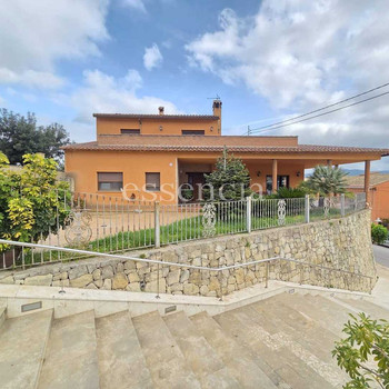GROSSES EINFAMILIENHAUS MIT GROSSEN TERRASSEN. EIN POOL KÖNNTE GEBAUT WERDEN.