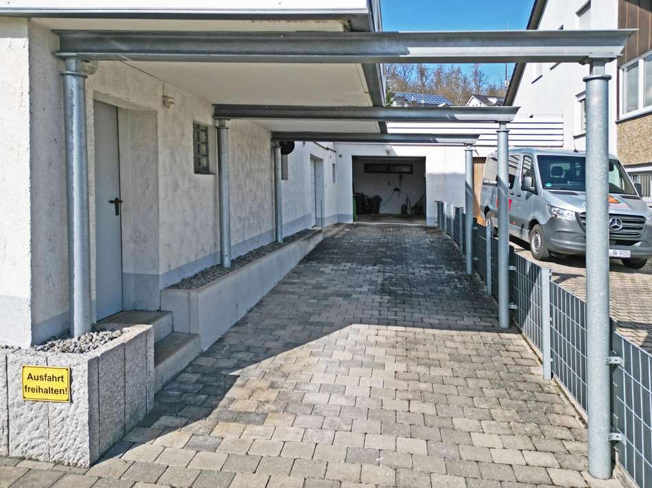 Das Carport mit direktem Zugan
