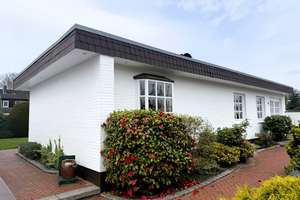 Eleganter Bungalow am Rande des Forstes Klövensteen im beliebten Pinneberger Ortsteil Waldenau! – Die vollständige Adresse der Immobilie erhältst du vom Anbieter., 25421 Pinneberg – Vorschaubild 1