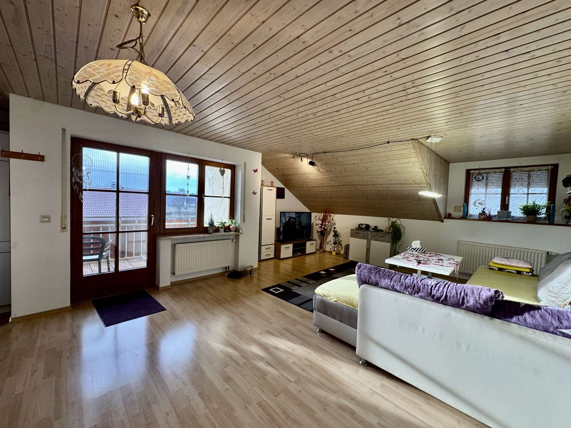 Immobilie in Bad Wurzach - Sonniges Dachgeschoss mit zwei überdachten Balkonen und Garage – Ihr Rückzugsort in Bad Wurzach - Bild 2