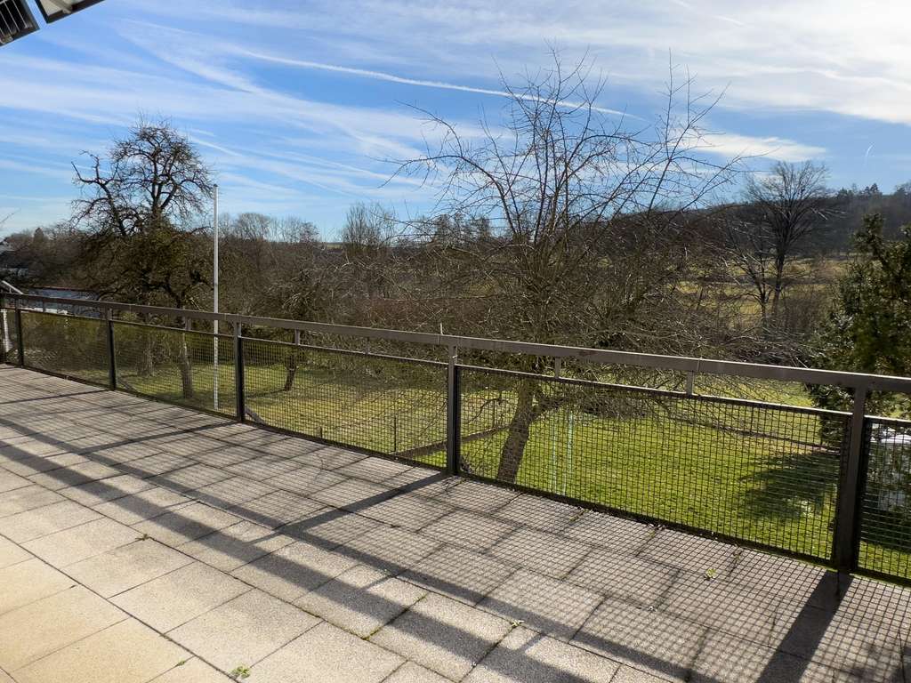 Immobilie in Aichtal - Großzügige Wohnung mit Terrasse, Balkon & zwei Hobbyräumen - Bild 3