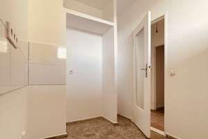 Bezugsfrei & saniert: Helle 1 Zimmer-Wohnung, großem West-Balkon, Am Gemeindepark – Am Gemeindepark 42, 12249 Lankwitz, Berlin – Vorschaubild 3