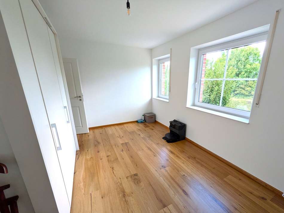 Geräumiges Kinderzimmer mit Bl