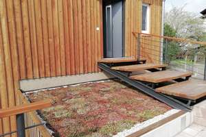 Architektonisch stilvolles, freistehendes Haus mit Balkon und Garten in ökologischer Bauweise