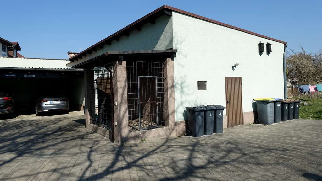 Immobilie in Elsterwerda - Gepflegtes MFH mit drei Wohneinheiten, großem Grundstück und vielseitigem Nebengelass - Bild 2