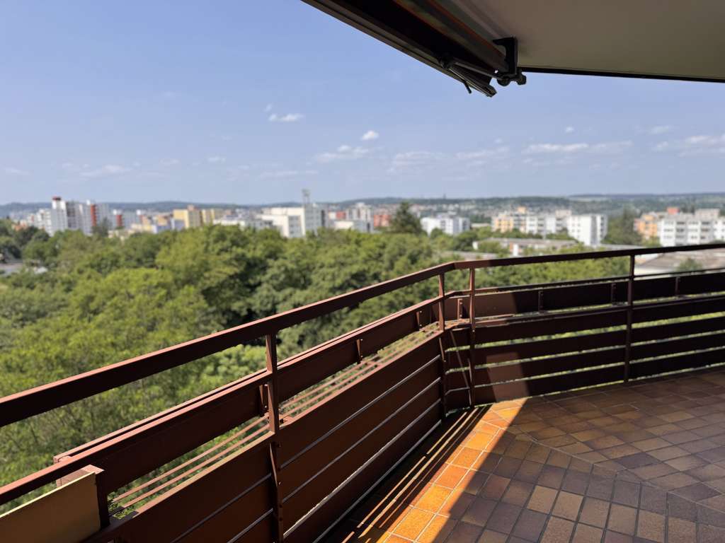 Hoch hinaus wohnen mit Weitblick – stilvolle 3,5-Zimmer-Wohnung im beliebten „Sternenhaus“