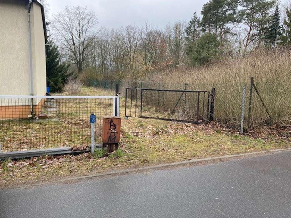 sehr günstiges teilbares Grundstück direkt an den Bahnschienen