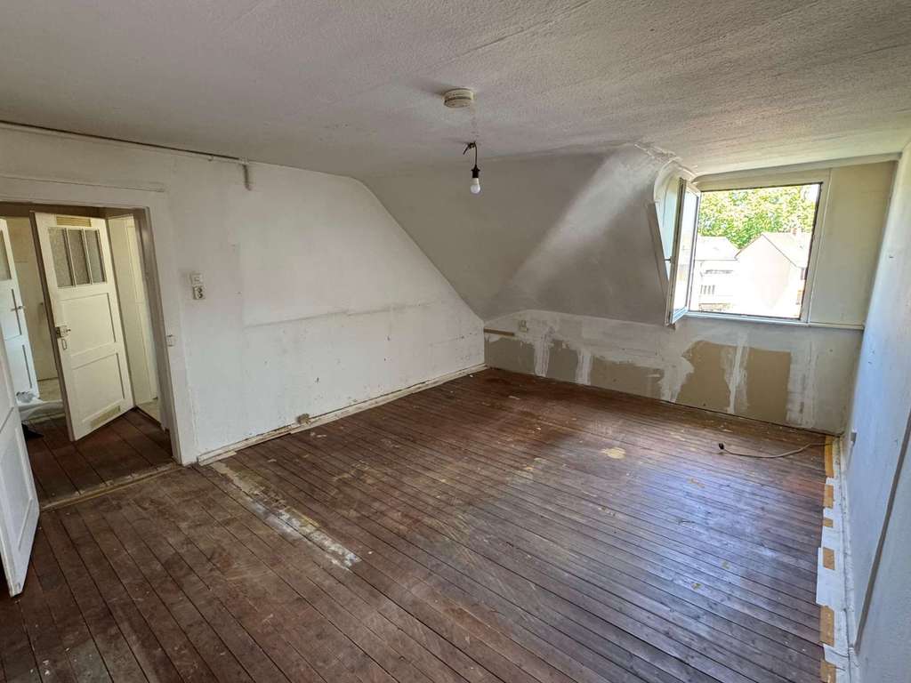 Immobilie in Ludwigshafen am Rhein - Dachgeschoss mit Perspektive – renovierungsbedürftige 3-Zimmer-Wohnung in Ludwigshafen-Süd - Bild 2