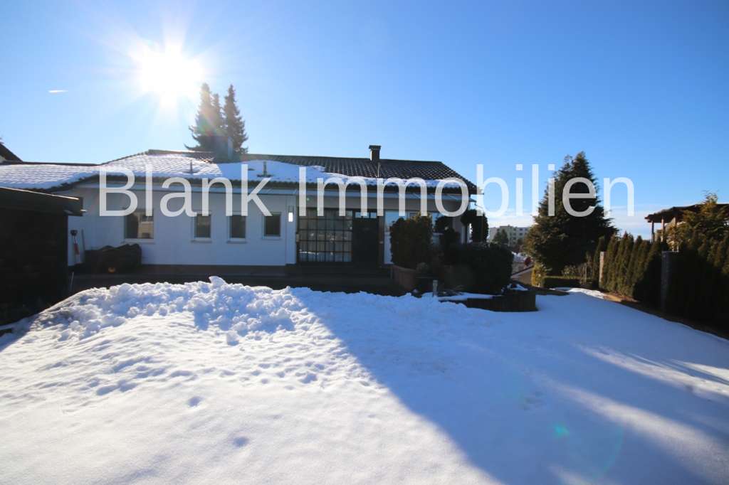 Immobilie in Durach - Einfamilienhaus mit Einliegerwohnung, Balkon, Terrasse, Garagen, Garten und Bergblick - in Durach - Bild 0