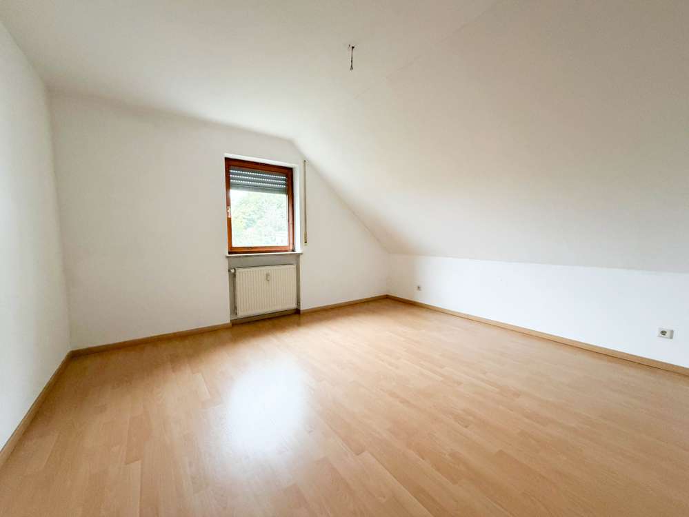 Immobilie in Itzgrund - Helle 3-Zimmer-Maisonettewohnung mit Balkon, Weitblick & Garage in gepflegtem Mehrfamilienhaus - Bild 3