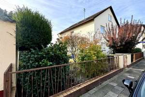 INVESTIEREN STATT SPEKULIEREN – GEPFLEGTES MEHRFAMILIENHAUS IN GEFRAGTER TOPLAGE – Die vollständige Adresse der Immobilie erhältst du vom Anbieter., 67071 Oggersheim, Ludwigshafen am Rhein – Vorschaubild 1