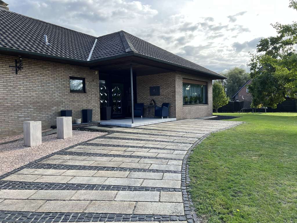 Freistehendes Einfamilienhaus mit Doppelgarage und großem Grundstück!!!