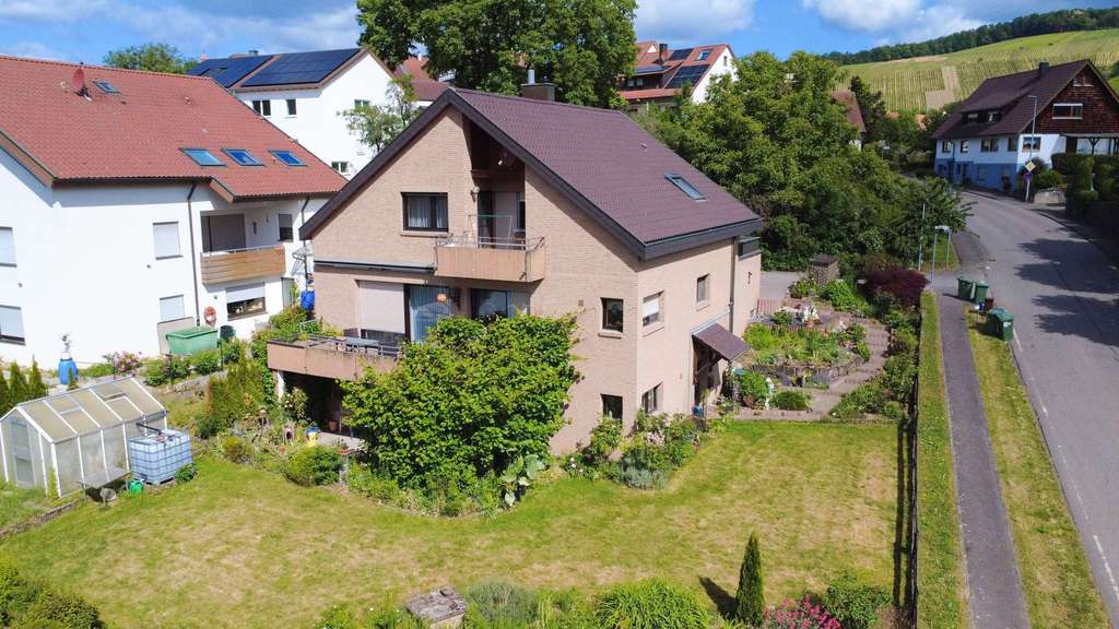 Immobilie in Sachsenheim - Haus im Haus: Mit Garten, Loggia und Garagen in Sachsenheim-Spielberg - Bild 2