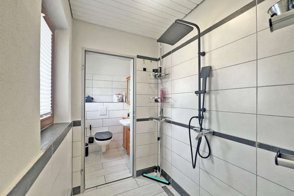 Immobilie in Hermeskeil - Renoviertes EFH mit neuwertiger Doppelgarage in idyllischer Wohnsiedlung nahe des Klosters - Bild 2