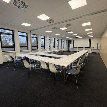 Büroflächen mit Mehrwert: Konferenzräume & Kantine in Köln-Poll