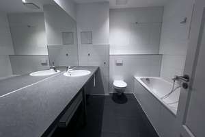 Stilvolle 2-Raumwohnung mit Balkon, Aufzug & Gartenmitbenutzung in denkmalgesch. Gründerzeithaus